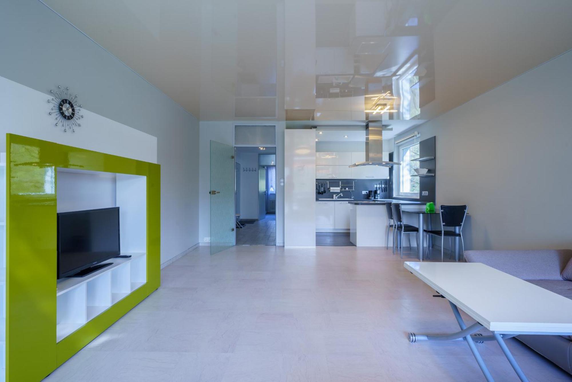 Private Apartment *